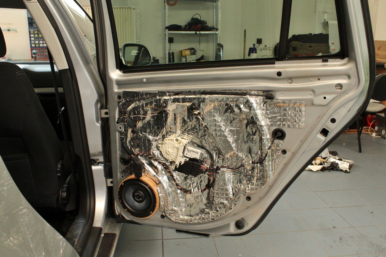 Tlumení zadních dveří Škoda Octavia 2