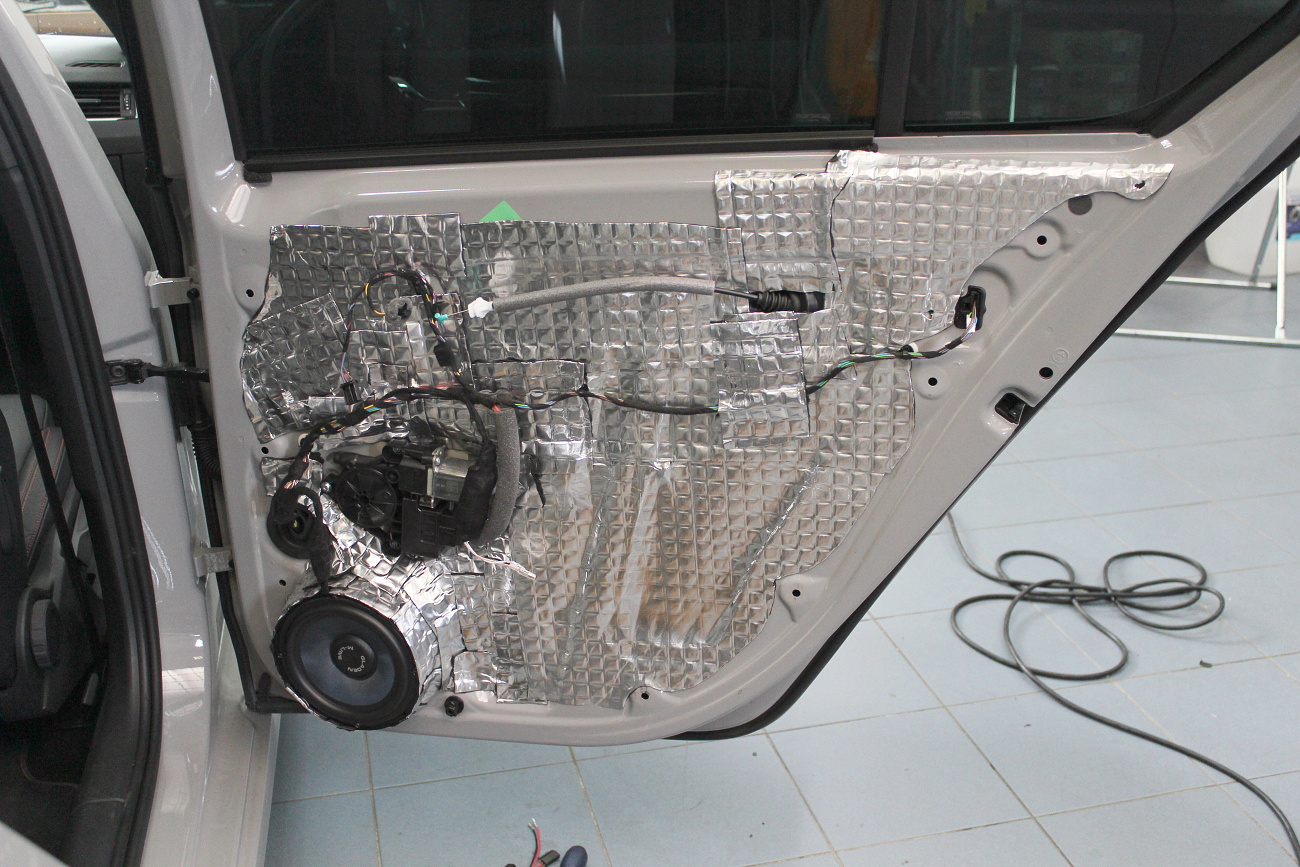 Tlumení zadních dveří Škoda Octavia 3