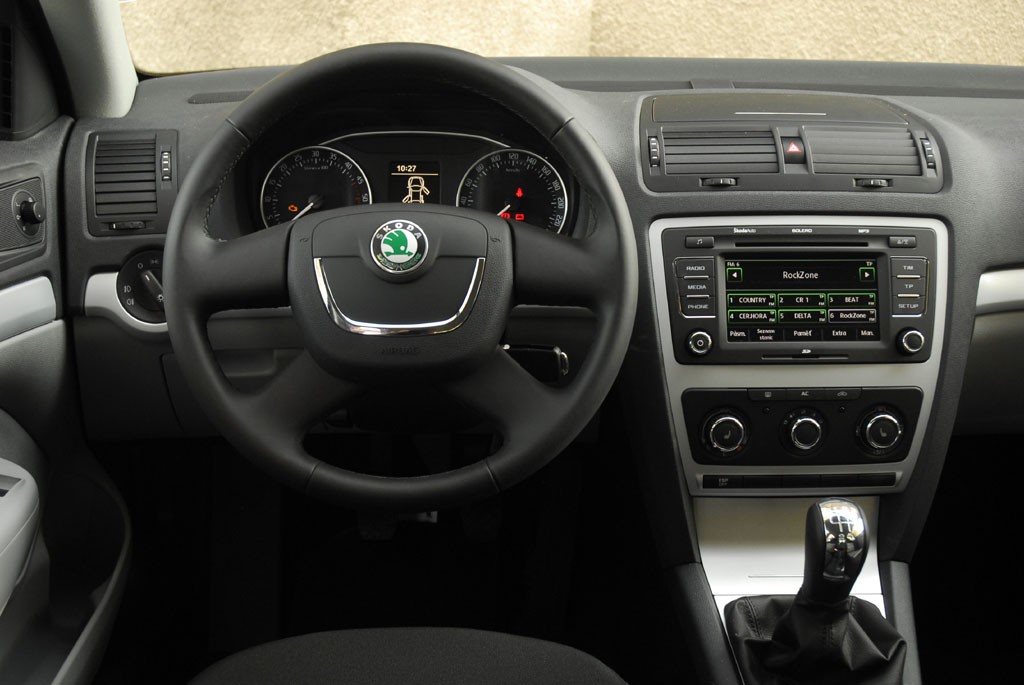 Co je potřeba k montáži aftermarket autorádia do Škoda Octavia 2?
