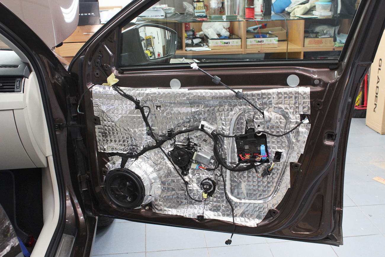 Tlumení předních dveří Škoda Octavia 3