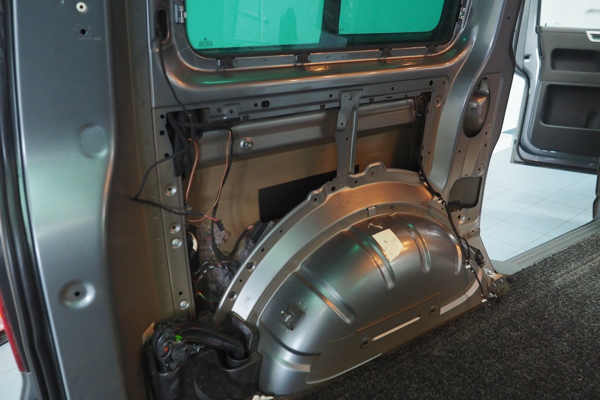 VW Multivan T5 montáž rádia, reproduktorů, subwooferu