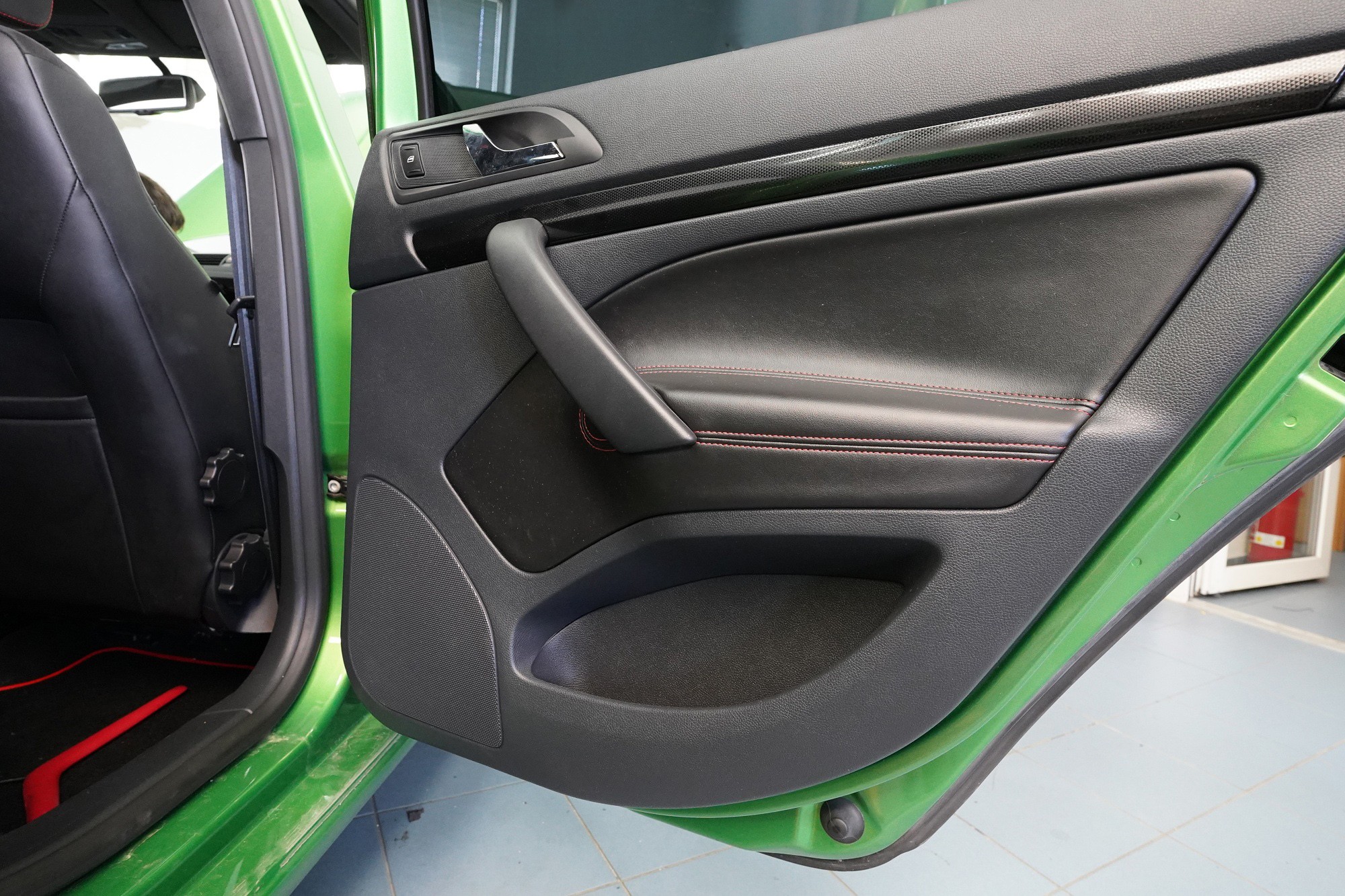 Škoda Octavia 2 - montáž reproduktorů a subwooferu 