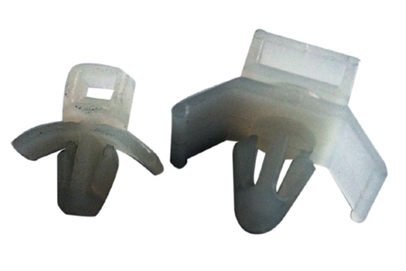 Příchytky stahovacích pásků do otvoru 4,8 mm (100 ks)